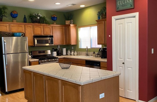 Taylor Ranch House | Amazing 4-bedroom: AC, WiFi, 2 car garage with river view in NW Albuquerque