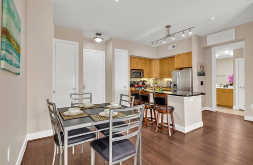 Memorial Apartment | Amazing Location! 2bd - FREE PARKING - CITY CENTER