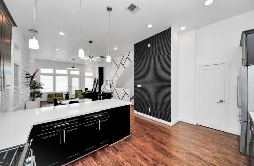 East Downtown Houston House | AMAZING ROOFTOP! DOWNTOWN SKYLINE VIEWS! SLEEPS 15