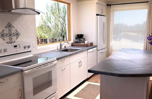 Canoncito Cottage | Amazing Views - Sangre Mountain View Guest House