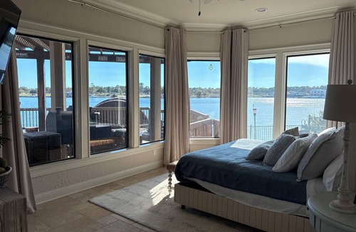 Montgomery House | Amazing waterfront 3-bedroom house with pool and hot tub on Lake Conroe