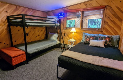 Randle Cabin | Ambassador Lodge - 2 Full Cabins . Indoor Pool . Sauna . AC . EV . 10+ Acres