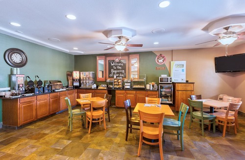 Greater South Side Hotel | AmericInn by Wyndham Des Moines Airport