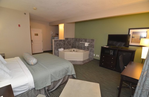 Greater South Side Hotel | AmericInn by Wyndham Des Moines Airport