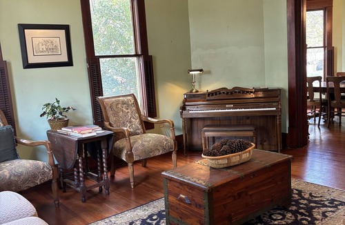Nacogdoches Bed & Breakfast | Angelina Room - Hardeman House Bed and Breakfast
