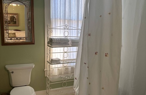 Nacogdoches Bed & Breakfast | Angelina Room - Hardeman House Bed and Breakfast
