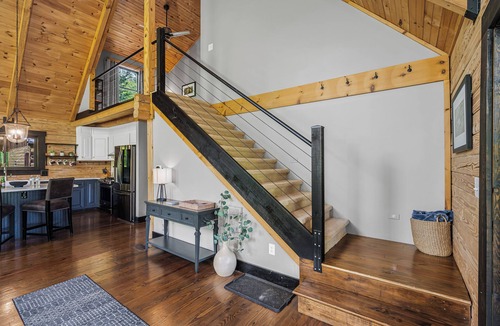Stanton Cabin | Arch Fun Cabin - Modern Cabin w/Hot Tub, Games & Views