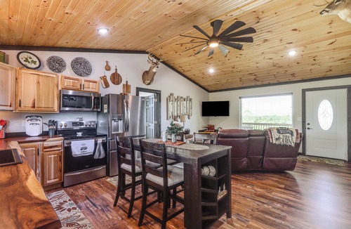 Jasper Cabin | Arkansas Retreat w/Deck, Fire Pit & Mtn Views!
