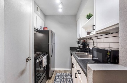 Central Arlington Apartment | Arlington 1BR | AT&T, Globe Life, 6 Flags, Parking