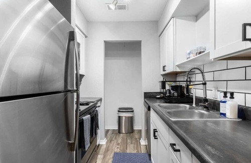 Central Arlington Apartment | Arlington 3BR | AT&T, Globe Life, 6 Flags, Parking