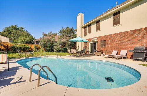 South Arlington Cottage | Arlington Home: Pool Oasis Near At&t Stadium