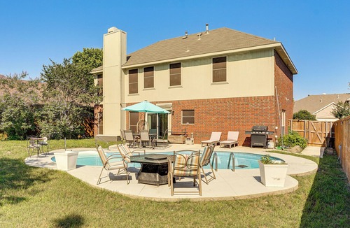 South Arlington Cottage | Arlington Home: Pool Oasis Near At&t Stadium