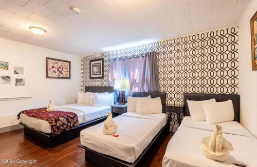 Sundance House | Arrowhead Motel Family Room at Sundance