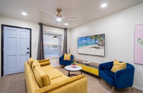 Northeast El Paso Apartment | Art Deco 3 BR Near Fort Bliss