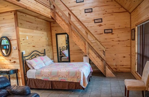 Lindale Cabin | Aspen-Rustic chic cabin in the piney woods of East Texas