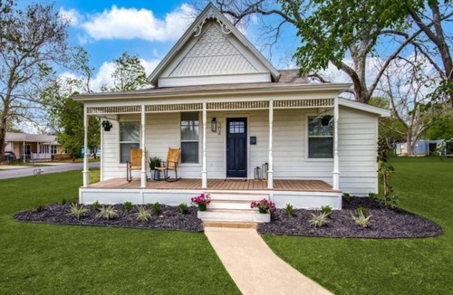 Aubrey House | Aubrey Farmhouse 3BR | Sleeps 7, Near Winery