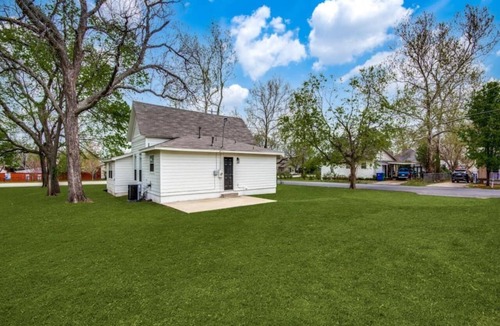 Aubrey House | Aubrey Farmhouse 3BR | Sleeps 7, Near Winery