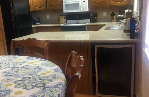 Paradise Valley Village Condo | Available Now! -Utilities Included-Prime Spot!Pools- Spas-shopping-restaurant’s