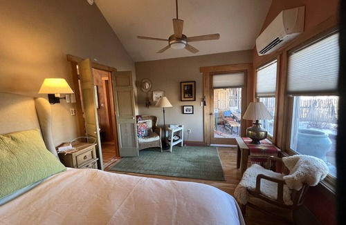 Abiquiu House | Awe inspiring views overlooking the Chama river valley, iconic Pedernal. Cozy.