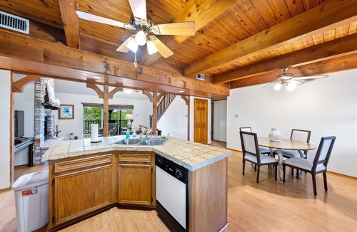 Center Point House | Awesome Comfort River House