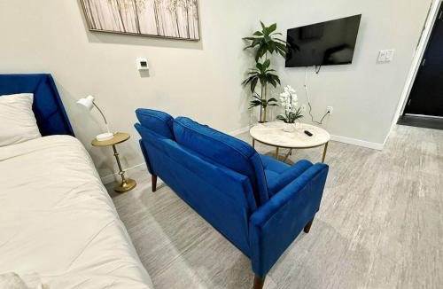 Downtown Des Moines Apartment | Azure Oasis Studio
