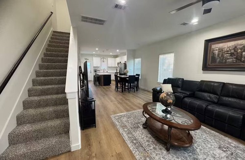 Northeast Houston House | B Houston Haven right in the heart of it!