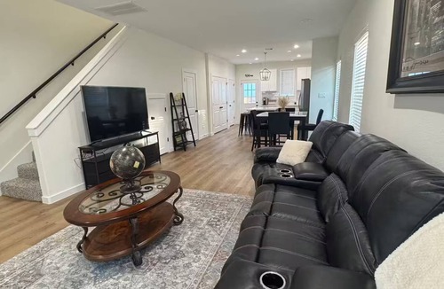 Northeast Houston House | B Houston Haven right in the heart of it!