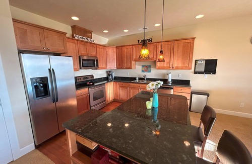 Quincy House | B15-Crescent Bar Condo near Pool/Hot Tub. Golf Course/Columbia River view.