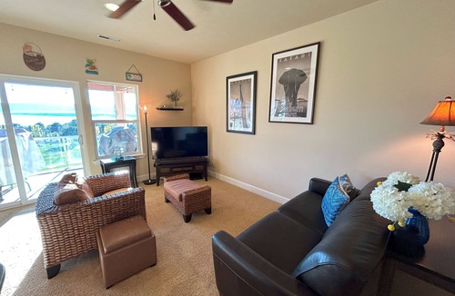 Quincy House | B15-Crescent Bar Condo near Pool/Hot Tub. Golf Course/Columbia River view.