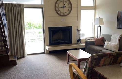 Wapato Point Apartment | B3 Waterfront with mountain views