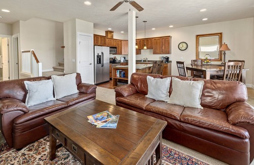 Quincy House | B35 Home by pool & Gorge shuttle