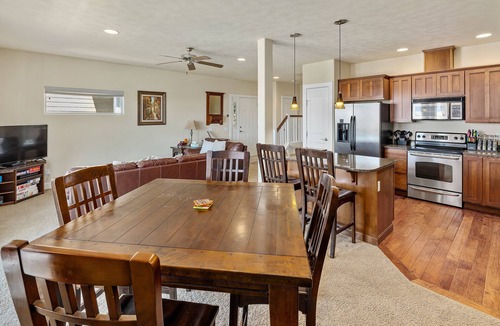 Quincy House | B35 Home by pool & Gorge shuttle