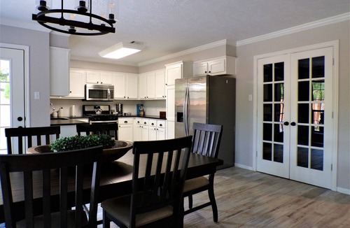 College Station House | Backyard Oasis with Private Pool, SPA and Putting Green only 2 Miles from TAMU!