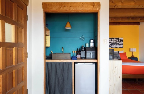 Arroyo Seco Apartment | Balcony daybed, fireplace & mountain views. Queen studio · kitchenette · fast WiFi. 15 min to Taos Ski Valley, 5 to Arroyo Seco. Sleeps 2.