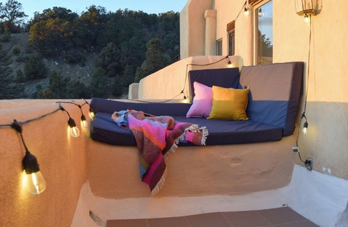 Arroyo Seco Apartment | Balcony daybed, fireplace & mountain views. Queen studio · kitchenette · fast WiFi. 15 min to Taos Ski Valley, 5 to Arroyo Seco. Sleeps 2.