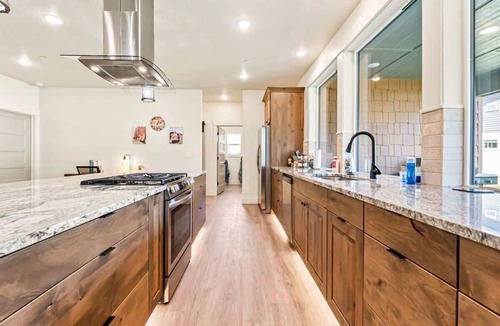 Caldwell House | Barn 306 | Sleeps 14 | Oversized RV Bay + Indoor Pickleball | Bonus Game Room | Near Caldwell