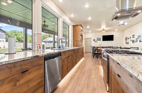 Caldwell House | Barn 306 | Sleeps 14 | Oversized RV Bay + Indoor Pickleball | Bonus Game Room | Near Caldwell