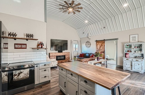 Dupont House | Barn Bliss: Cozy Country Retreat