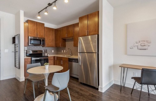 Venus Apartment | Barsala l 1BD Stay Near Downtown Clermont, Modern & Peaceful