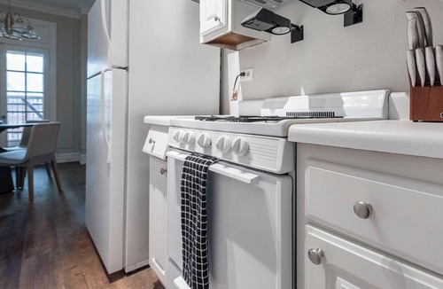 DeBaliviere Place Apartment | Barsala l Chic 2BD Retreat Near Forest Park, Located in the Central West End