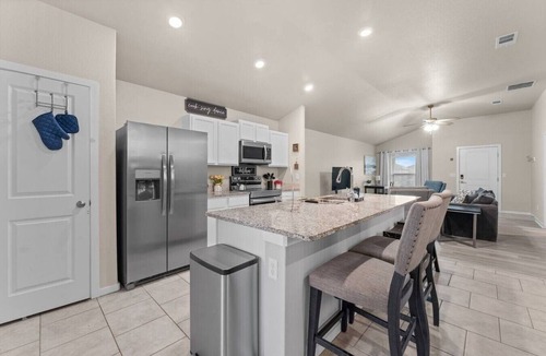 Odessa House | Basin Haven, King Suite, Clean Modern 3BR, Garage