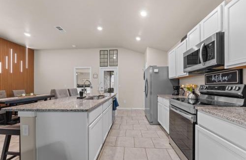 Odessa House | Basin Haven, King Suite, Clean Modern 3BR, Garage
