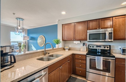 North Beacon Hill Condo | Bay and Mountain Views with Pool and A/C!