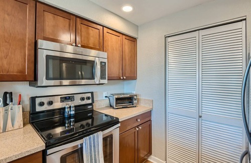 North Beacon Hill Condo | Bay and Mountain Views with Pool and A/C!
