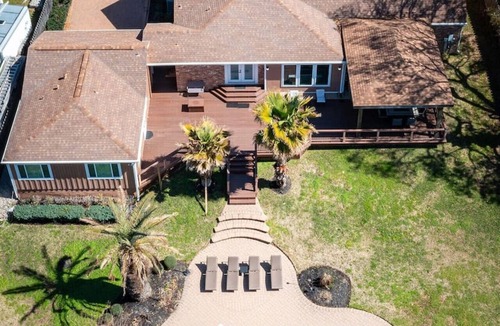 Nassau Bay House | Bayfront Luxury Oasis w Pool, Fishing - NASA Kemah