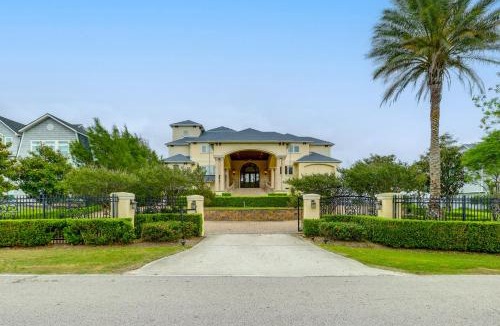 El Lago Villa | Bayfront Villa w/Million-Dollar Views in Seabrook