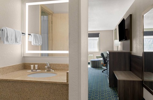 Southside Hotel | Baymont by Wyndham Santa Fe