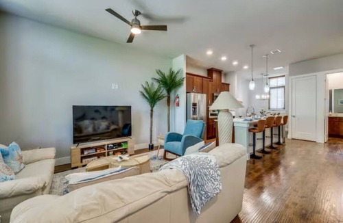 Farmers Branch House | Beach-Inspired Centrally Located Townhome