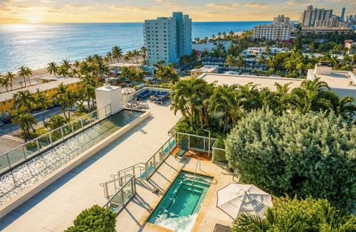 Hollywood Apartment | Beachfront Bliss: Studio with Super Rooftop Pool