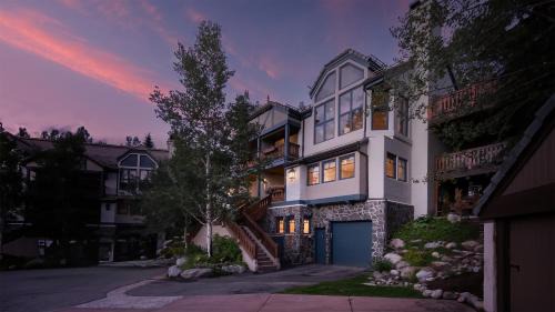 Highlands Townhomes House | Beacon Retreat